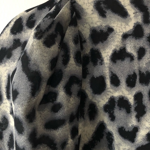 GRACIA puff frill sleeve cheetah blouse. - Picture 7 of 8